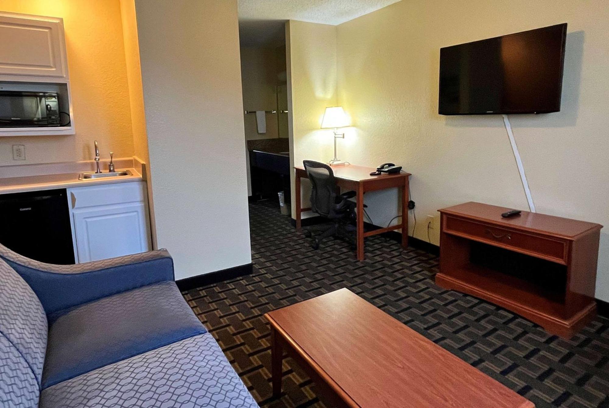 Отель Super 8 By Wyndham Indianapolis/Ne/Castleton Area Экстерьер фото
