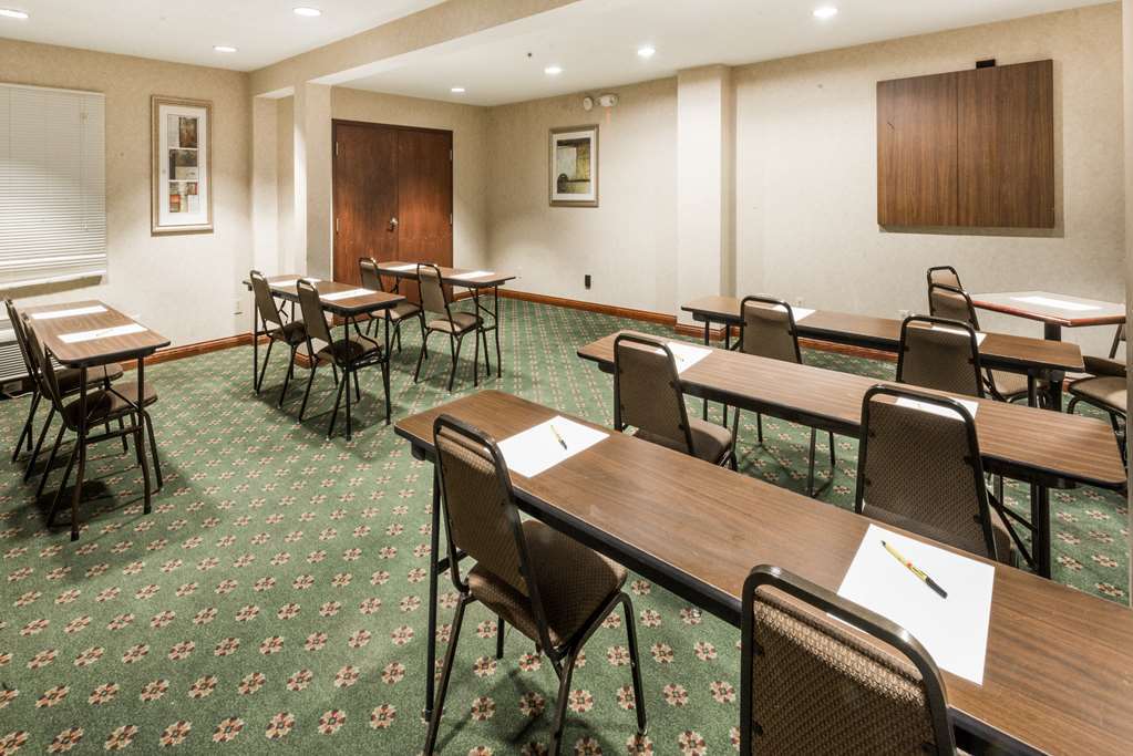 Отель Super 8 By Wyndham Indianapolis/Ne/Castleton Area Удобства фото